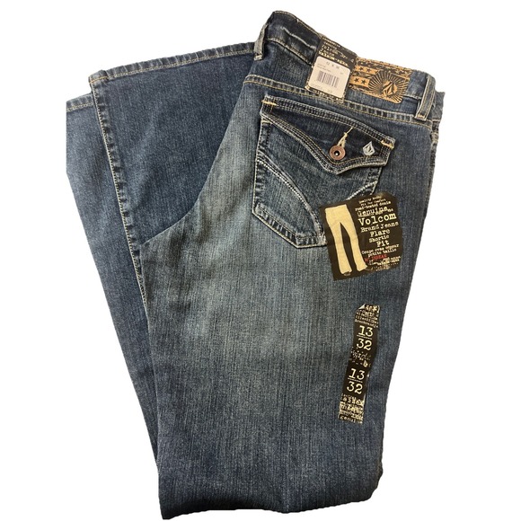 Volcom Women's Would Stalk Flare  Shortie Fit Medium Wash Flare Jeans Size 13/30 - Picture 1 of 7